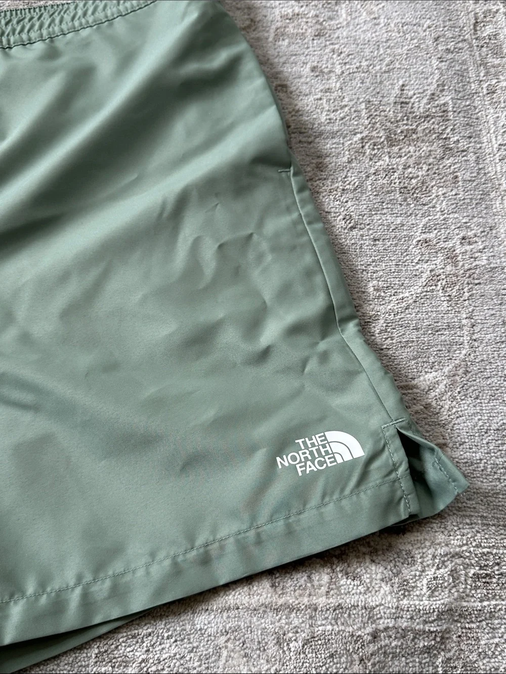 The North Face Men's Large Water Shorts in Slate Moss color. Flash dry materials